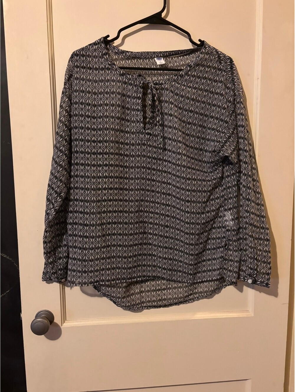 Old Navy black and white patterned long sleeve blouse Small
